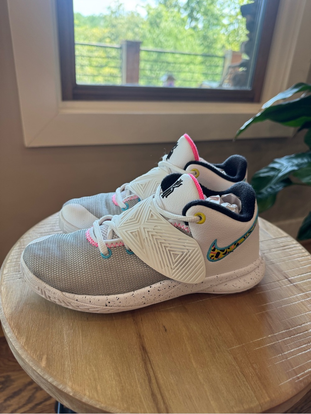 Nike “Kyrie Flytrap 3 PS” Kid’s Gray & White Sneakers with Pink and Teal 2.5Y